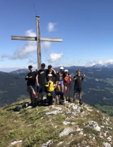Gruppenbild vor Gipfelkreuz